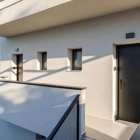 The 8 شقة بوليخرونو