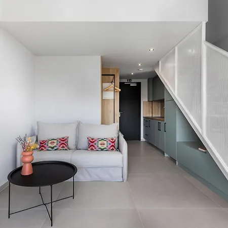 The 8 Πολύχρονο