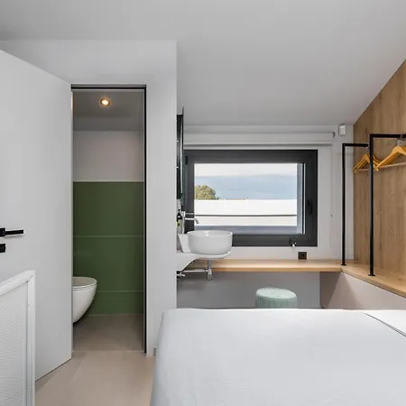 The 8 Apartment Polychrono